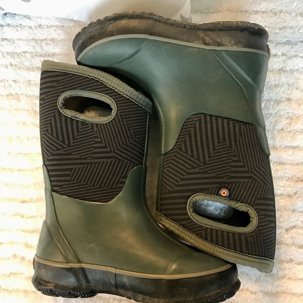 Boys youth Bogs Winter Boots Size 1